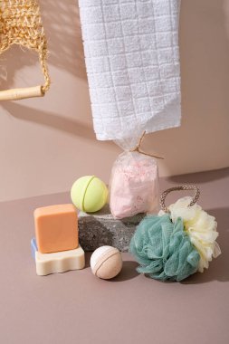Beyaz havlu ve sabun aksesuarları