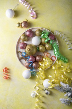 Sarı yüzey tatil konseptinde noel süsleme balosu manzarası