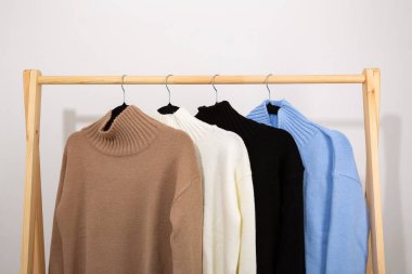 Bir giyim mağazasında tramplende asılı yün kazaklar.