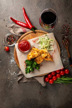 Tabakta ızgara beyaz balık bifteği.