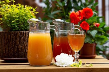 Meyve suyu ve güveç, yaz aylarında soğuk içecekler.