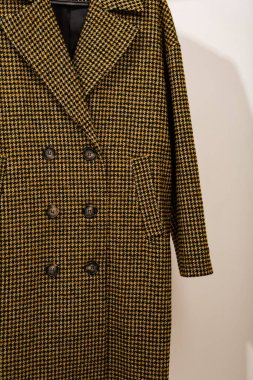 Cepleri ve düğmeleri olan yün bir palto parçası.