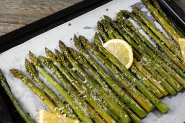 Fırında yeşil kuşkonmaz, limonlu ve sert peynirli.