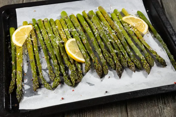 Fırında limonlu ızgara kuşkonmaz.