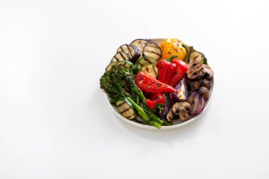 Kızarmış yaz sebzeleriyle dolu bir tabak.