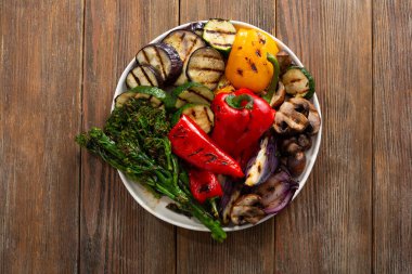 Izgara yaz sebzeleriyle dolu bir tabak.