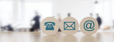 Ahşap yuvarlak telefon, zarf mektup ve e-posta sembolleri arka planda bulanık bir ofis bulunan ahşap masa üzerinde, bizimle iletişim kurun semboller veya afişler, 3D illüstrasyon