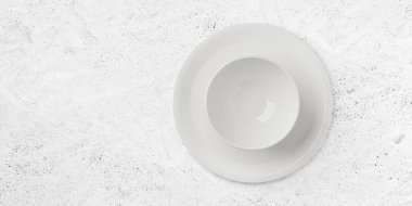 Tek boş beyaz porselen kâse ya da tabak beyaz plaka üzerinde beton masa zemininde fotokopi alanı, düz üst görünüm yukarıdan, üç boyutlu illüstrasyon