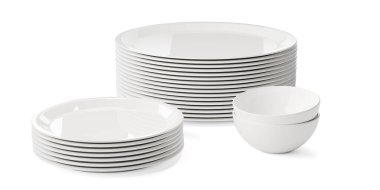 Büyük boş porselen tabaklar yığını küçük tabaklar ve beyaz arka plan üzerine istiflenmiş beyaz kaseler, 3 boyutlu illüstrasyon