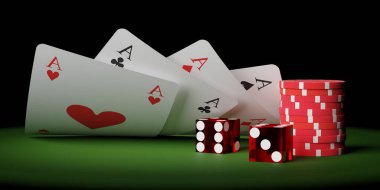 Kırmızı ve siyah kumarhane fişleri ya da jetonlar ve kırmızı zarlarla dolu siyah arkaplanlı yeşil keçeli masa üzerinde üst üste binen dört as.