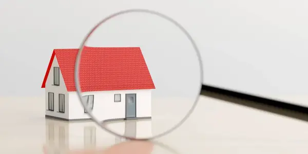 Увеличительное Стекло Глядя Миниатюрную Модель Дома Фоне Стола Концепция Рынка — стоковое фото