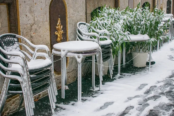 Stehtische Und Stühle Auf Der Straße Mit Schnee Und Eis — Stockfoto
