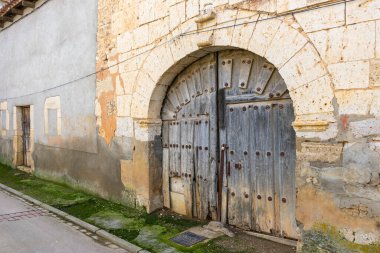 Taş duvarda antik bir ahşap kapı.