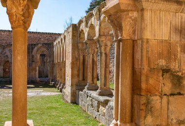 Taş kemerli bir Roma manastırı avlusu.