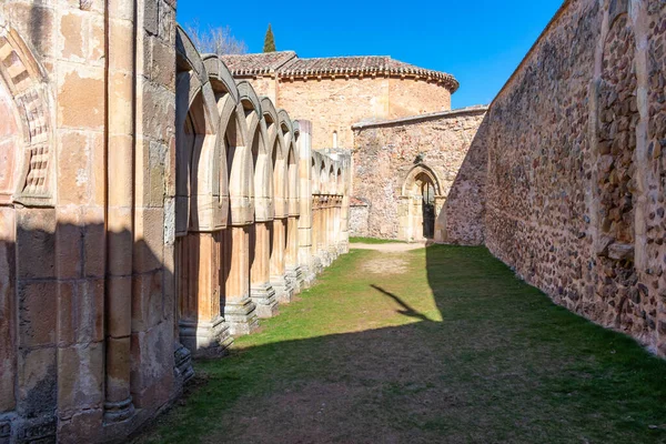 Patio Del Monasterio Románico Con Arcos Piedra — Foto de Stock