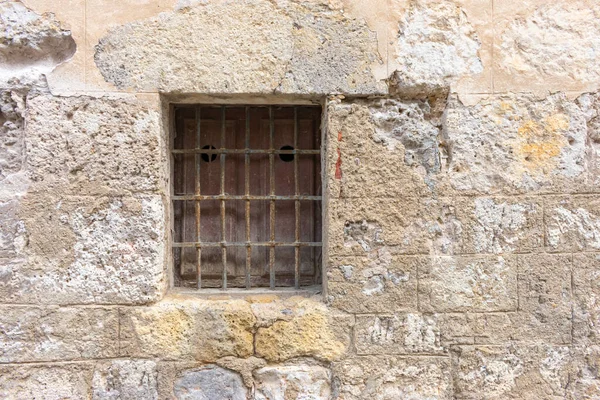 Okno Zamknięte Metalowymi Balustradami Kamiennej Ścianie — Zdjęcie stockowe