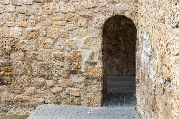Drzwi Otwierane Starej Kamiennej Ścianie — Zdjęcie stockowe