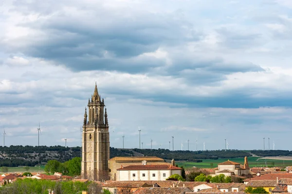 Una Torre Iglesia Católica Gótica Pueblo Medieval — Foto de Stock