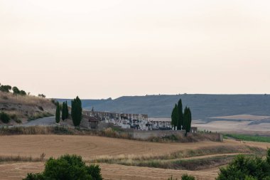 Küçük bir İspanyol köyünde Katolik mezarlığı.