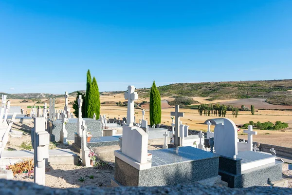 Granit panteonlu geleneksel bir Katolik mezarlığı.