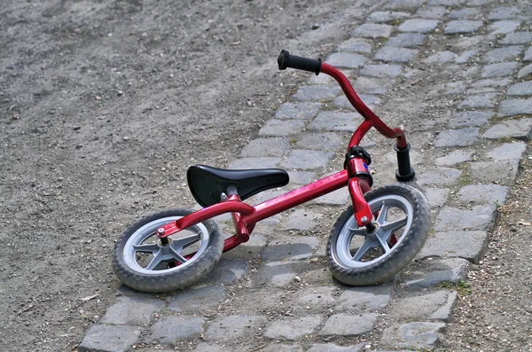 Маленький Красный Велосипед Оставленный Земле — стоковое фото