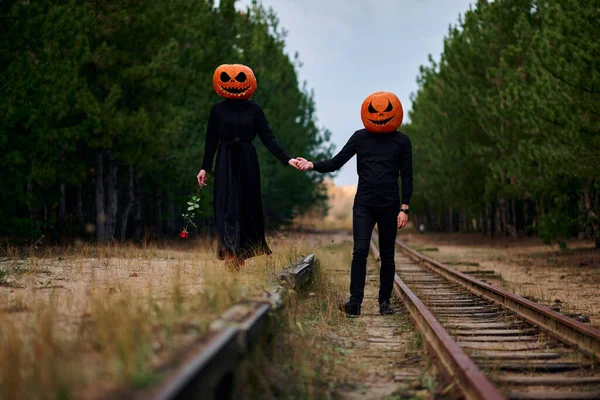Halloween Junge Und Mädchen Mit Kürbissen Auf Dem Kopf — Stockfoto