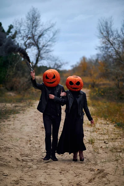 Halloween Pojke Och Flicka Med Pumpor Huvudet — Stockfoto