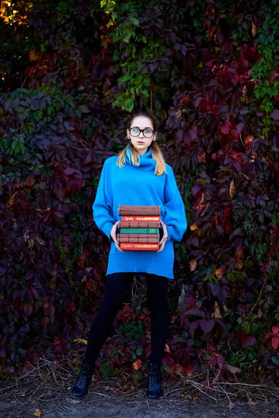 Menina Chapéu Com Livros Outono — Fotografia de Stock