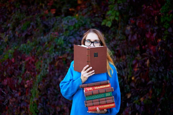 Девушка Очках Книгах Осень — стоковое фото
