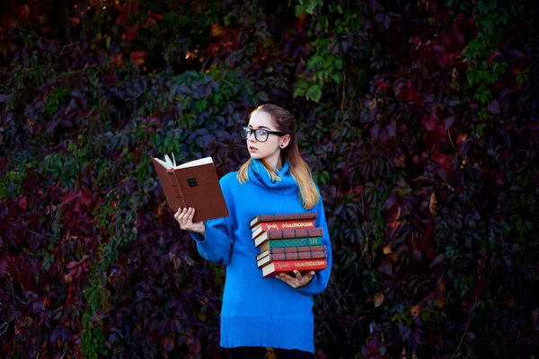 Gözlüklü Kitaplı Kız — Stok fotoğraf