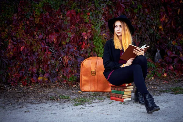 Kitapları Bavulu Olan Bir Kız — Stok fotoğraf