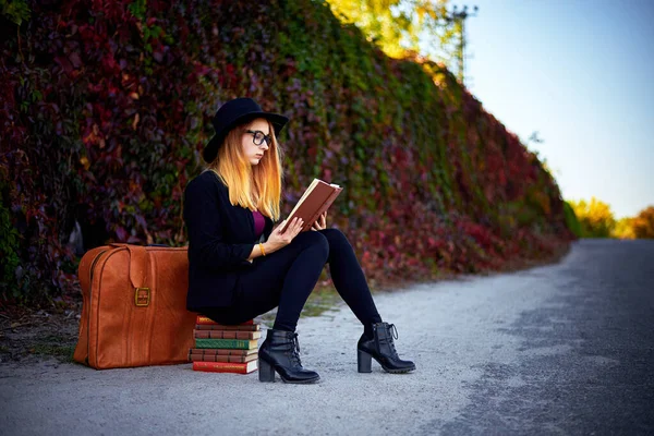 Kitapları Bavulu Olan Bir Kız — Stok fotoğraf