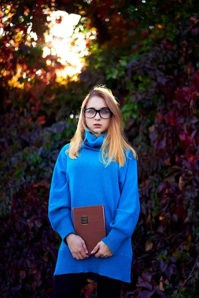 Menina Com Óculos Livros — Fotografia de Stock
