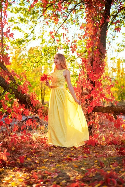 Girl Yellow Dress Autumn Foliage — Stock Photo, Image