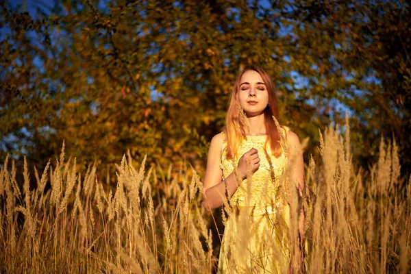 Κορίτσι Κίτρινο Φόρεμα Φθινοπωρινό Φύλλωμα — Φωτογραφία Αρχείου