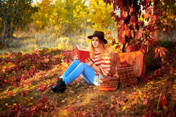 Menina Chapéu Com Livros Outono — Fotografia de Stock