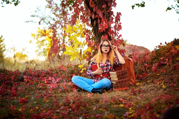 Sonbaharda Gözlüklü Kitaplı Bir Kız — Stok fotoğraf