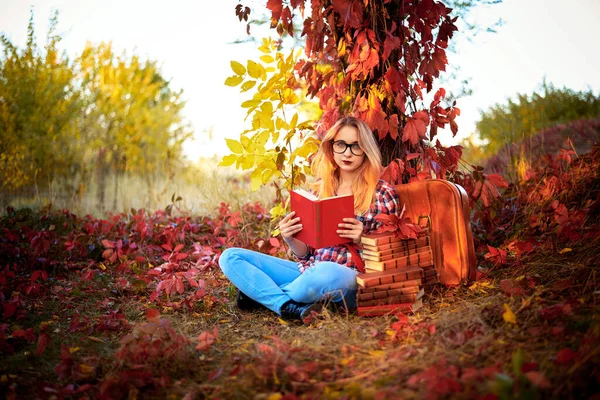 Dziewczyna Okularami Książkami Przyrodzie Jesień — Zdjęcie stockowe