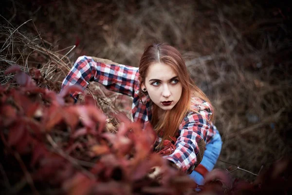 女孩躺在草地上秋天的恐怖 — 图库照片