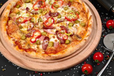 Masadaki pizzanın fotoğrafı.