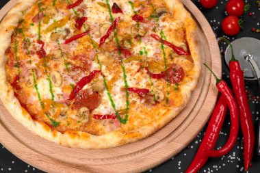 Masadaki pizzanın fotoğrafı.