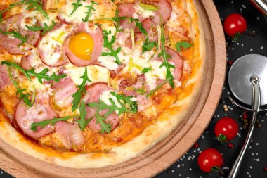 Masadaki pizzanın fotoğrafı.