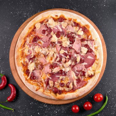 Masadaki pizzanın fotoğrafı.