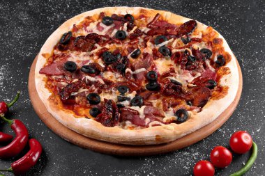 Masadaki pizzanın fotoğrafı.