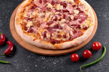 Masadaki pizzanın fotoğrafı.