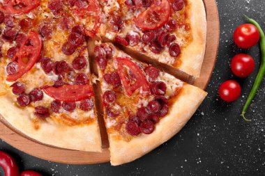 Masadaki pizzanın fotoğrafı.