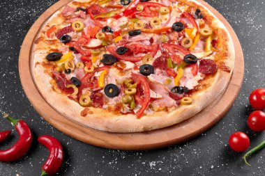 Masadaki pizzanın fotoğrafı.