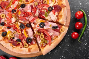 Masadaki pizzanın fotoğrafı.