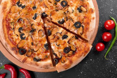 Masadaki pizzanın fotoğrafı.