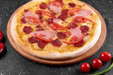 Masadaki pizzanın fotoğrafı.